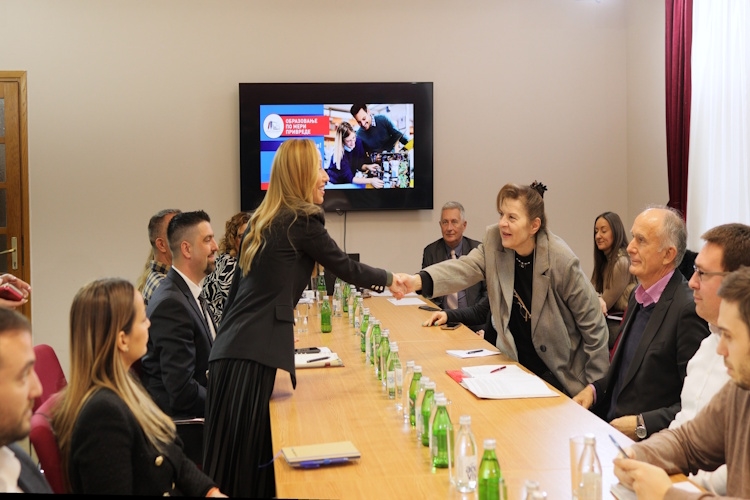 JUŽNI BANAT GRADI KADROVE BUDUĆNOSTI: PRIVREDNICIMA U VRŠCU PREDSTAVLJ...